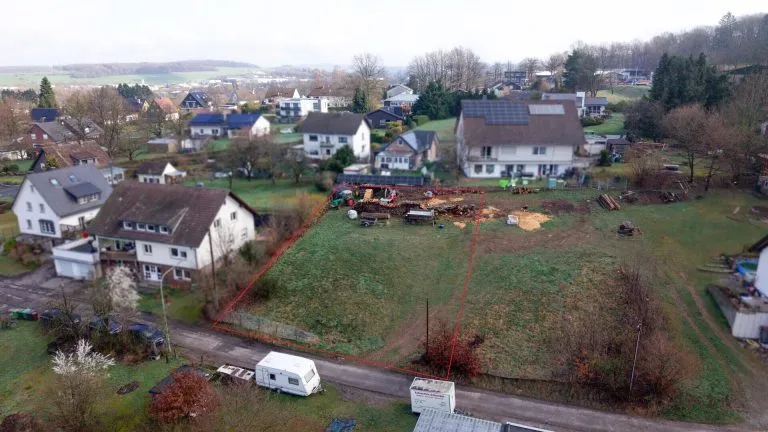 Immobilienangebot - Waldbröl - Alle - **PREISREDUZIERUNG**Erschlossenes Baugrundstück in zentraler, jedoch ruhigen Hanglage von Waldbröl!