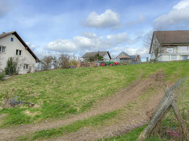 Immobilienangebot - Waldbröl - Alle - **PREISREDUZIERUNG**Erschlossenes Baugrundstück in zentraler, jedoch ruhigen Hanglage von Waldbröl!