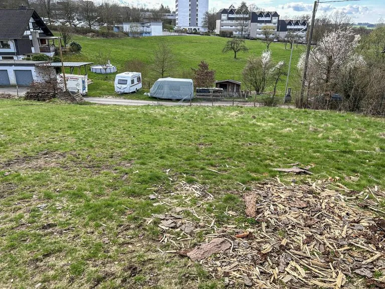 Immobilienangebot - Waldbröl - Alle - **PREISREDUZIERUNG**Erschlossenes Baugrundstück in zentraler, jedoch ruhigen Hanglage von Waldbröl!