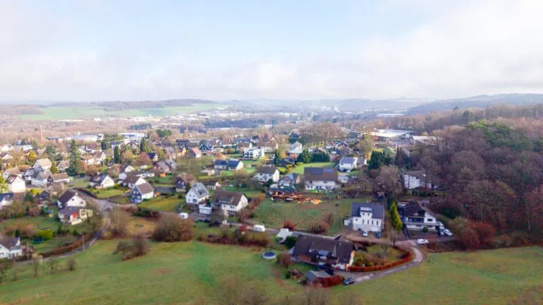 Immobilienangebot - Waldbröl - Alle - **PREISREDUZIERUNG**Erschlossenes Baugrundstück in zentraler, jedoch ruhigen Hanglage von Waldbröl!
