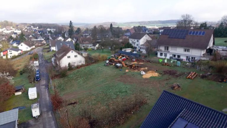 Immobilienangebot - Waldbröl - Alle - **PREISREDUZIERUNG**Erschlossenes Baugrundstück in zentraler, jedoch ruhigen Hanglage von Waldbröl!