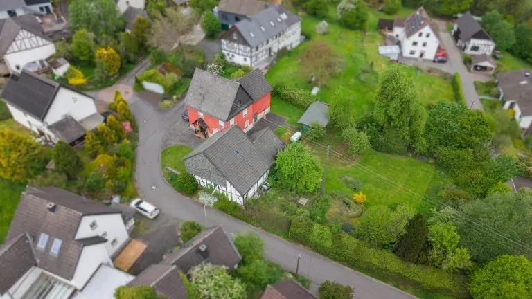 Immobilienangebot - Bruchertseifen - Alle - Gemütliches Zuhause mit Scheune, Garagen und idyllischem Garten!
