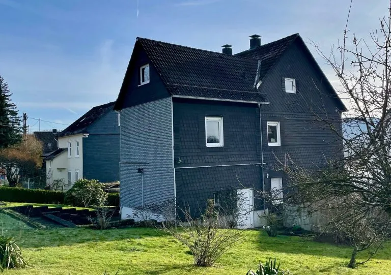Immobilienangebot - Bergneustadt - Alle - *RESERVIERT* Geräumiges 1-2 Familienhaus mit Garten und zwei Garagen!