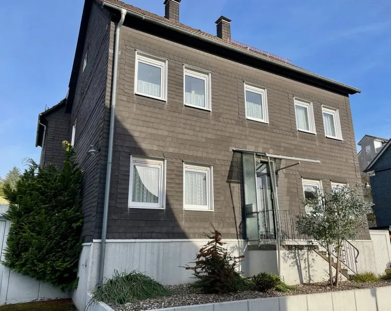 Immobilienangebot - Bergneustadt - Alle - *RESERVIERT* Geräumiges 1-2 Familienhaus mit Garten und zwei Garagen!