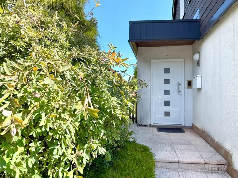Immobilienangebot - Zinhain - Alle - Traumhafter Ausblick, stadtnahe Lage: Einfamilienhaus für Paare & Kleinfamilien!