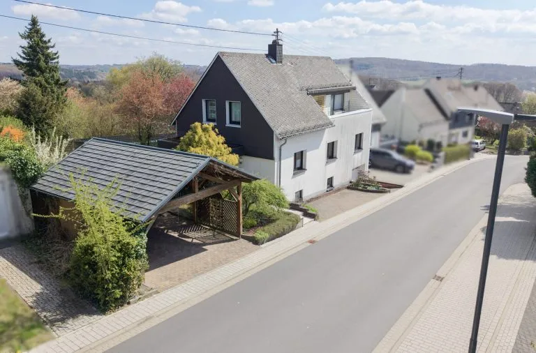 Immobilienangebot - Zinhain - Alle - Traumhafter Ausblick, stadtnahe Lage: Einfamilienhaus für Paare & Kleinfamilien!