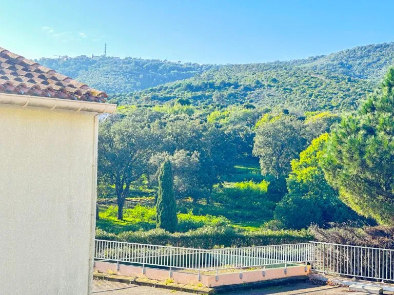 Immobilienangebot - Roquebrune-sur-Argens - Alle - Cote de Azur!! Exklusive barrierefreie 3-Zimmer-Wohnung am Meer mit Balkon und 2 Pools – Toplage!