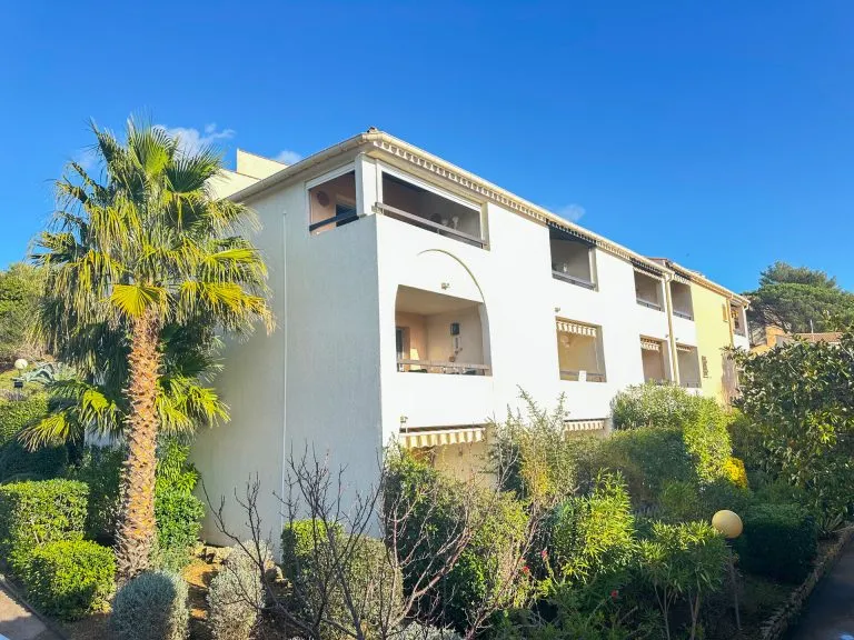Immobilienangebot - Roquebrune-sur-Argens - Alle - Cote de Azur!! Exklusive barrierefreie 3-Zimmer-Wohnung am Meer mit Balkon und 2 Pools – Toplage!