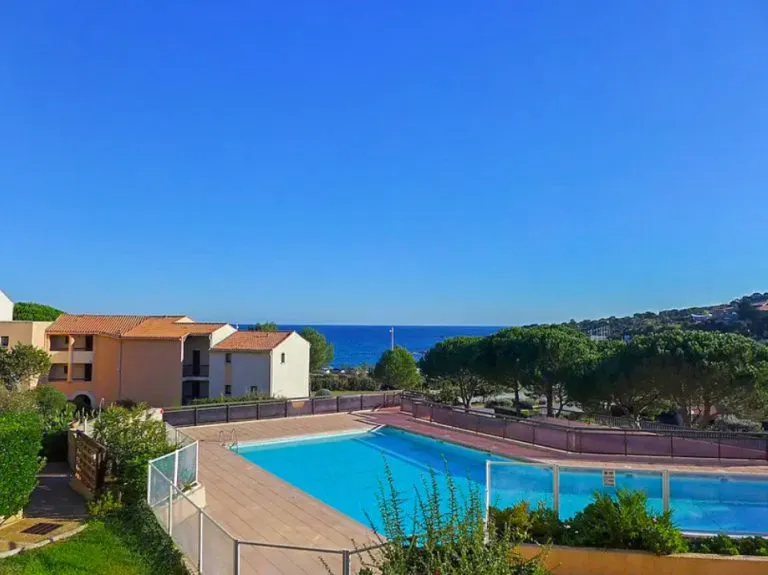 Immobilienangebot - Roquebrune-sur-Argens - Alle - Cote de Azur!! Exklusive barrierefreie 3-Zimmer-Wohnung am Meer mit Balkon und 2 Pools – Toplage!