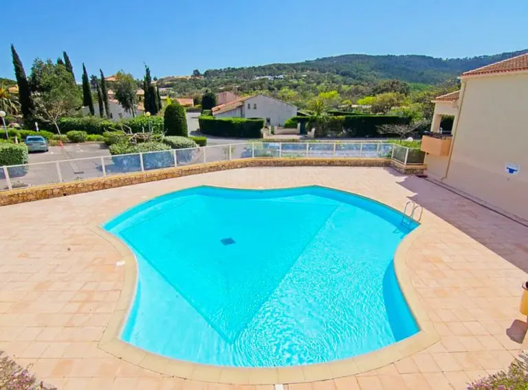Immobilienangebot - Roquebrune-sur-Argens - Alle - Cote de Azur!! Exklusive barrierefreie 3-Zimmer-Wohnung am Meer mit Balkon und 2 Pools – Toplage!