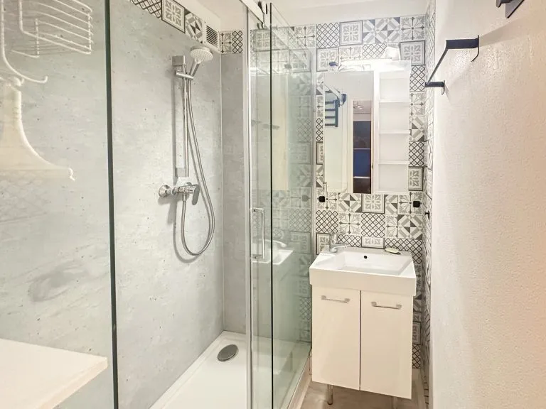 Immobilienangebot - Roquebrune-sur-Argens - Alle - Cote de Azur!! Exklusive barrierefreie 3-Zimmer-Wohnung am Meer mit Balkon und 2 Pools – Toplage!