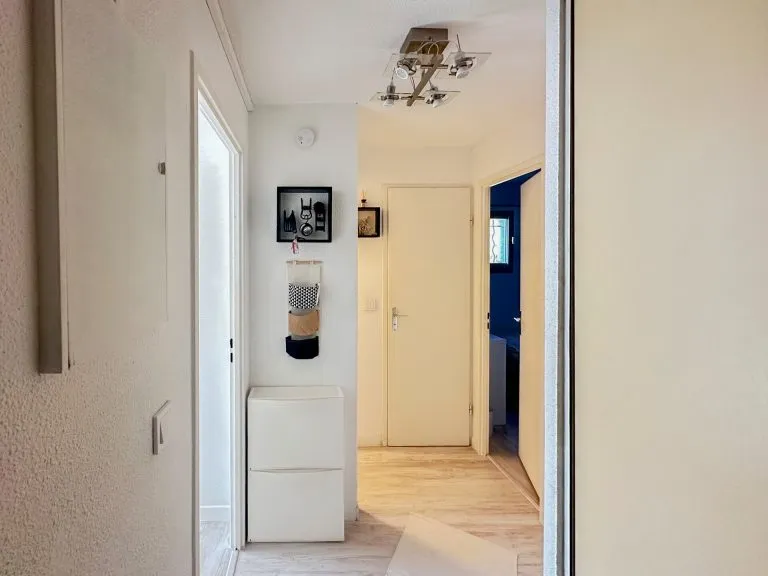Immobilienangebot - Roquebrune-sur-Argens - Alle - Cote de Azur!! Exklusive barrierefreie 3-Zimmer-Wohnung am Meer mit Balkon und 2 Pools – Toplage!