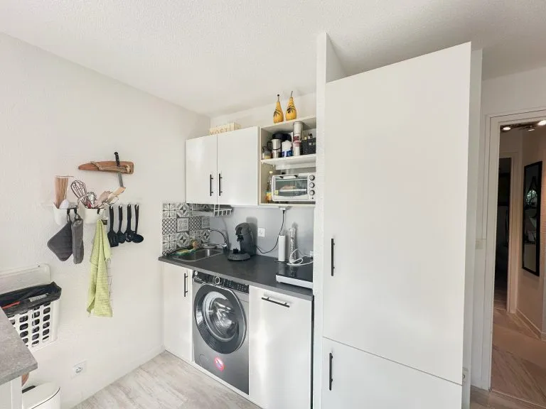 Immobilienangebot - Roquebrune-sur-Argens - Alle - Cote de Azur!! Exklusive barrierefreie 3-Zimmer-Wohnung am Meer mit Balkon und 2 Pools – Toplage!