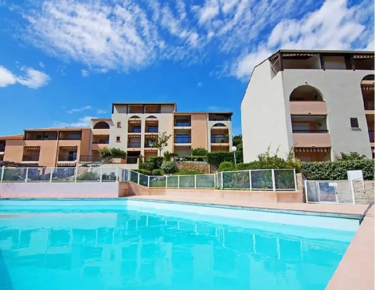 Immobilienangebot - Roquebrune-sur-Argens - Alle - Cote de Azur!! Exklusive barrierefreie 3-Zimmer-Wohnung am Meer mit Balkon und 2 Pools – Toplage!