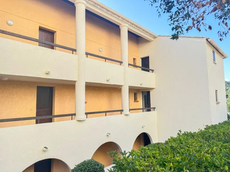 Immobilienangebot - Roquebrune-sur-Argens - Alle - Cote de Azur!! Exklusive barrierefreie 3-Zimmer-Wohnung am Meer mit Balkon und 2 Pools – Toplage!