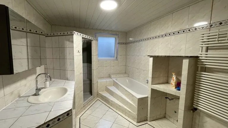 Immobilienangebot - Hennef - Alle - **RESERVIERT** Zukunftssicheres Zweifamilienhaus (B) mit PV-Anlage & vielseitiger Nutzfläche im Souterrain!
