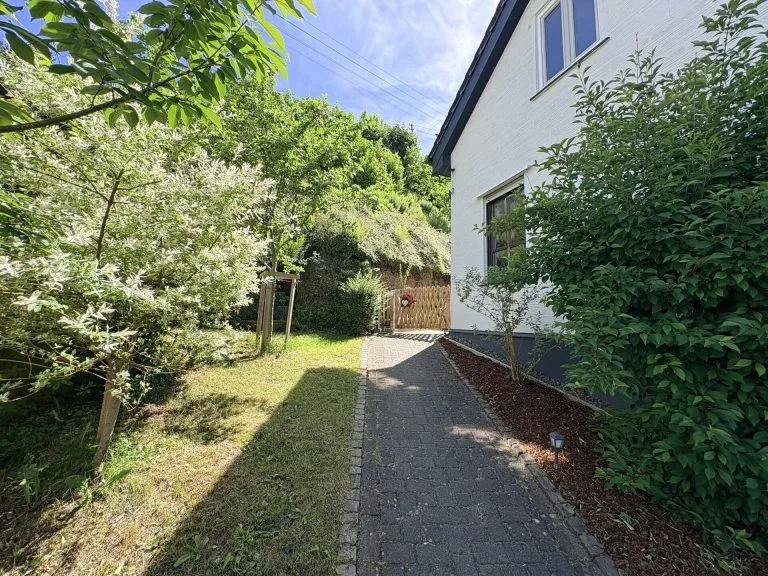 Immobilienangebot - Wissen - Alle - Modernisiertes Einfamilienhaus mit Garten und Garage in guter Zentrumslage!