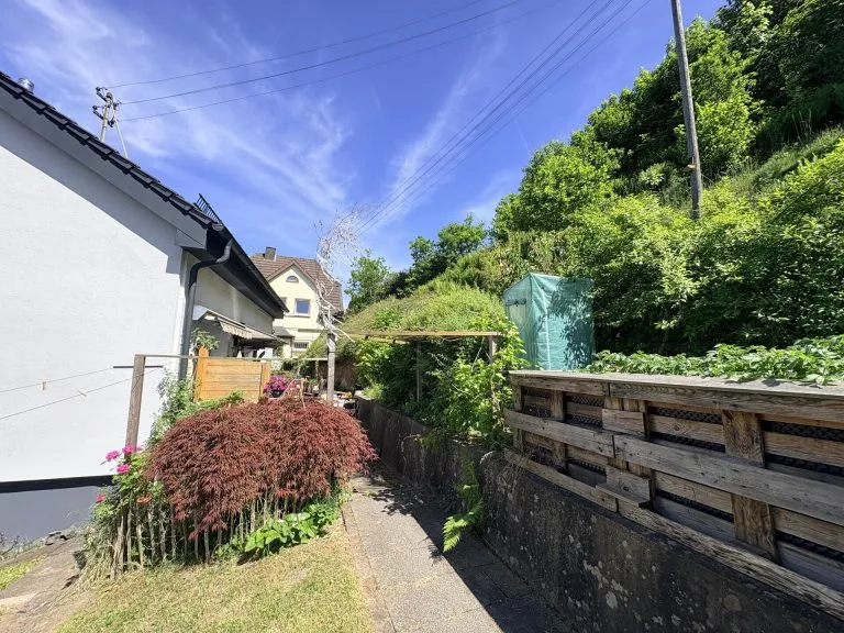 Immobilienangebot - Wissen - Alle - Modernisiertes Einfamilienhaus mit Garten und Garage in guter Zentrumslage!