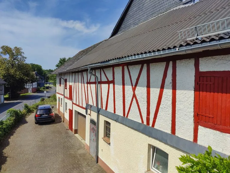 Immobilienangebot - Altenkirchen - Alle - ***Reduziert***Landwirtschaftliches Anwesen mit Stall, Scheune und Paddock zur Pferdehaltung! Ca. 20.000 m² Weideland erwerbbar!