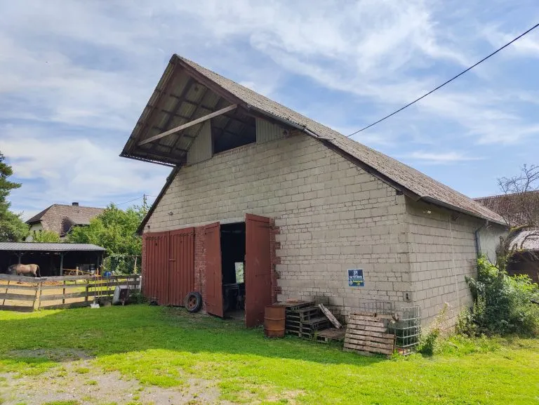 Immobilienangebot - Altenkirchen - Alle - ***Reduziert***Landwirtschaftliches Anwesen mit Stall, Scheune und Paddock zur Pferdehaltung! Ca. 20.000 m² Weideland erwerbbar!