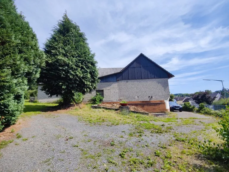Immobilienangebot - Altenkirchen - Alle - ***Reduziert***Landwirtschaftliches Anwesen mit Stall, Scheune und Paddock zur Pferdehaltung! Ca. 20.000 m² Weideland erwerbbar!