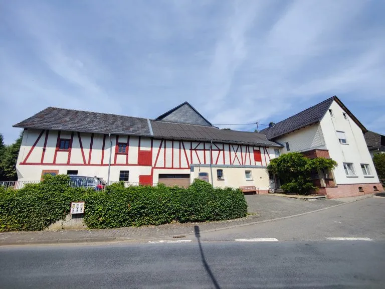 Immobilienangebot - Altenkirchen - Alle - ***Reduziert***Landwirtschaftliches Anwesen mit Stall, Scheune und Paddock zur Pferdehaltung! Ca. 20.000 m² Weideland erwerbbar!