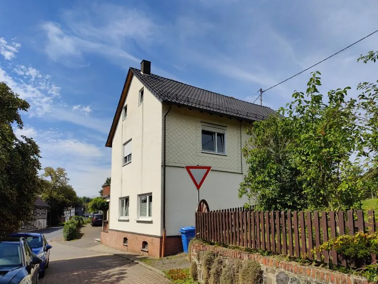 Immobilienangebot - Altenkirchen - Alle - ***Reduziert***Landwirtschaftliches Anwesen mit Stall, Scheune und Paddock zur Pferdehaltung! Ca. 20.000 m² Weideland erwerbbar!