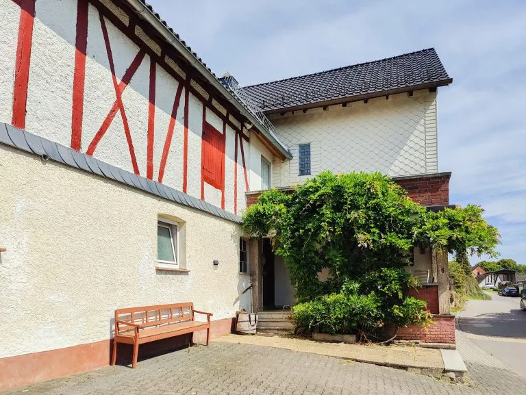 Immobilienangebot - Altenkirchen - Alle - ***Reduziert***Landwirtschaftliches Anwesen mit Stall, Scheune und Paddock zur Pferdehaltung! Ca. 20.000 m² Weideland erwerbbar!