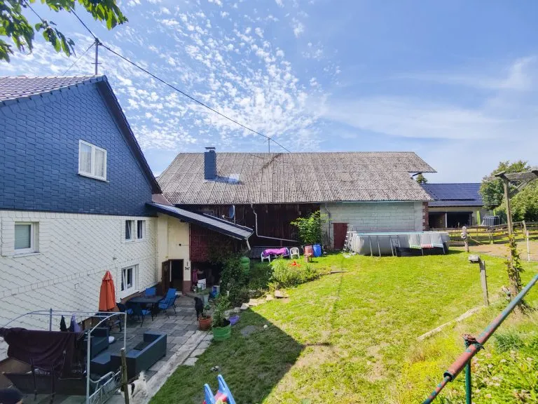 Immobilienangebot - Altenkirchen - Alle - ***Reduziert***Landwirtschaftliches Anwesen mit Stall, Scheune und Paddock zur Pferdehaltung! Ca. 20.000 m² Weideland erwerbbar!