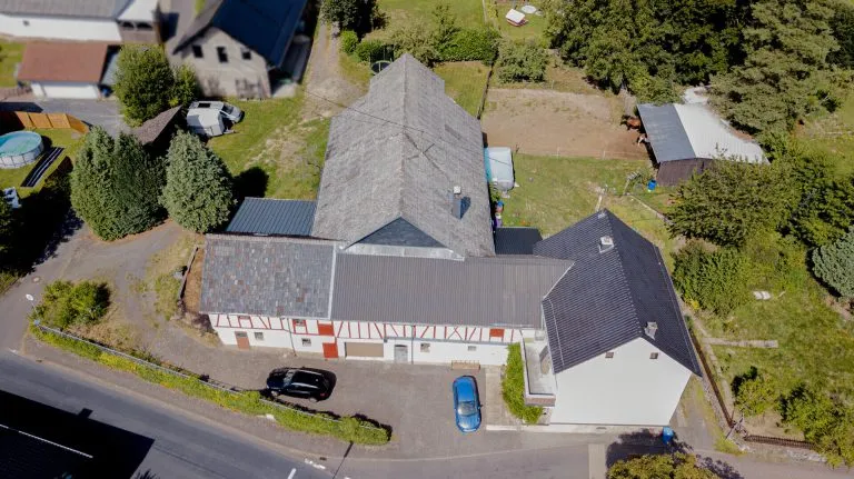 Immobilienangebot - Altenkirchen - Alle - ***Reduziert***Landwirtschaftliches Anwesen mit Stall, Scheune und Paddock zur Pferdehaltung! Ca. 20.000 m² Weideland erwerbbar!