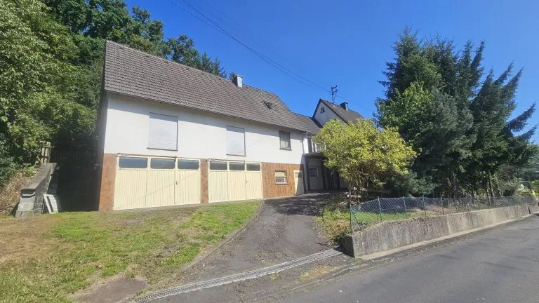 Immobilienangebot - Daaden - Alle - Traum für Schrauber und Sammler: Einfamilienhaus mit ELW, Werkstatt und Platz für mehrere Autos/Wohnmobile!