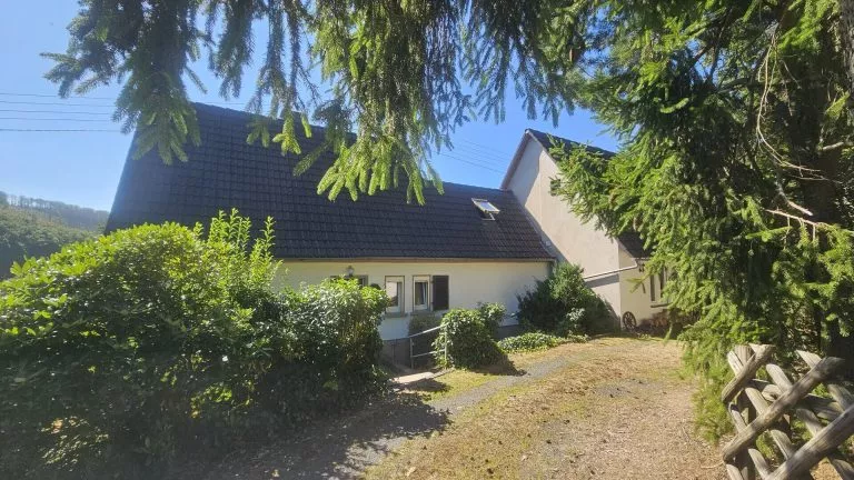 Immobilienangebot - Daaden - Alle - Traum für Schrauber und Sammler: Einfamilienhaus mit ELW, Werkstatt und Platz für mehrere Autos/Wohnmobile!