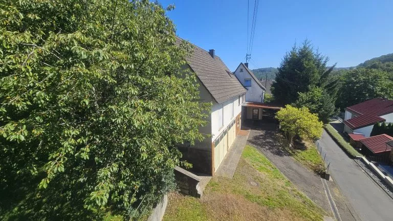Immobilienangebot - Daaden - Alle - Traum für Schrauber und Sammler: Einfamilienhaus mit ELW, Werkstatt und Platz für mehrere Autos/Wohnmobile!