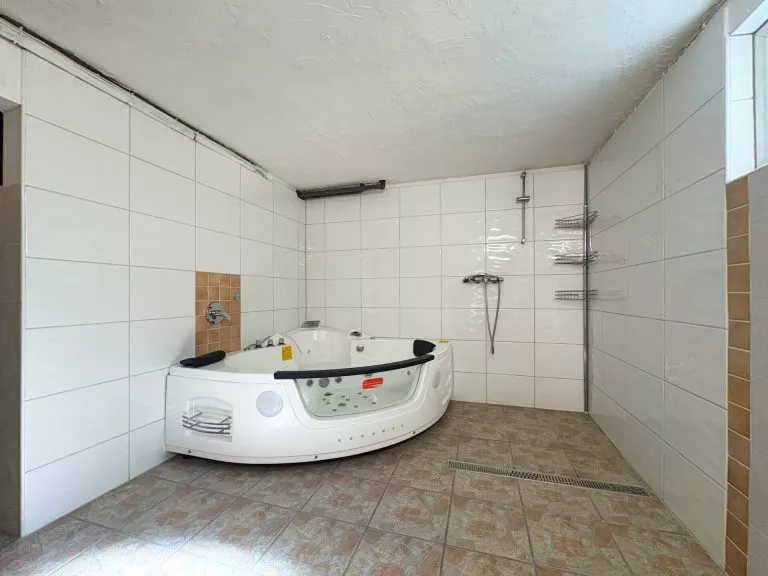 Immobilienangebot - Daaden - Alle - Traum für Schrauber und Sammler: Einfamilienhaus mit ELW, Werkstatt und Platz für mehrere Autos/Wohnmobile!