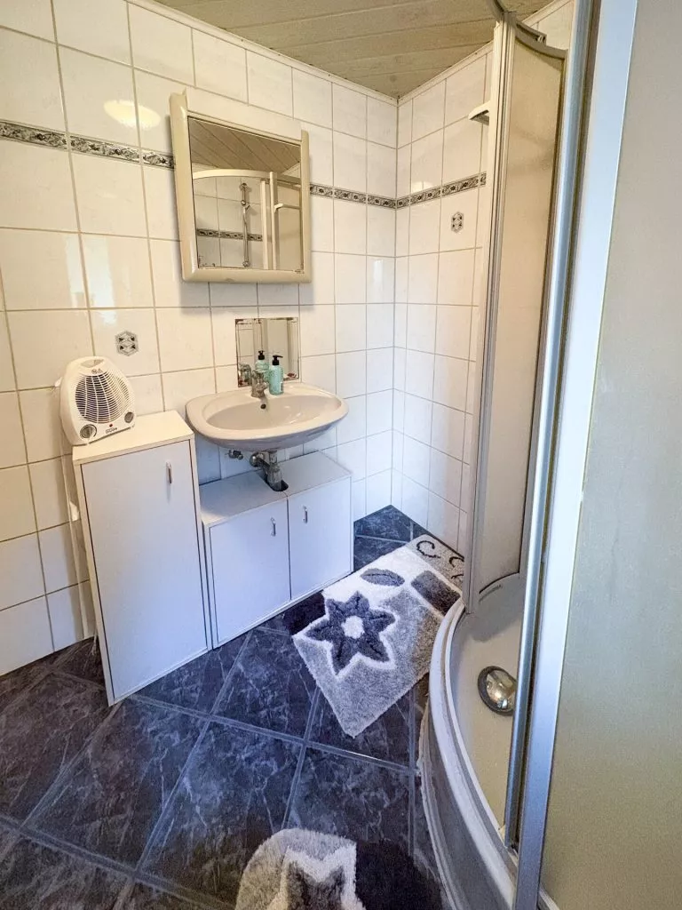 Immobilienangebot - Daaden - Alle - Traum für Schrauber und Sammler: Einfamilienhaus mit ELW, Werkstatt und Platz für mehrere Autos/Wohnmobile!