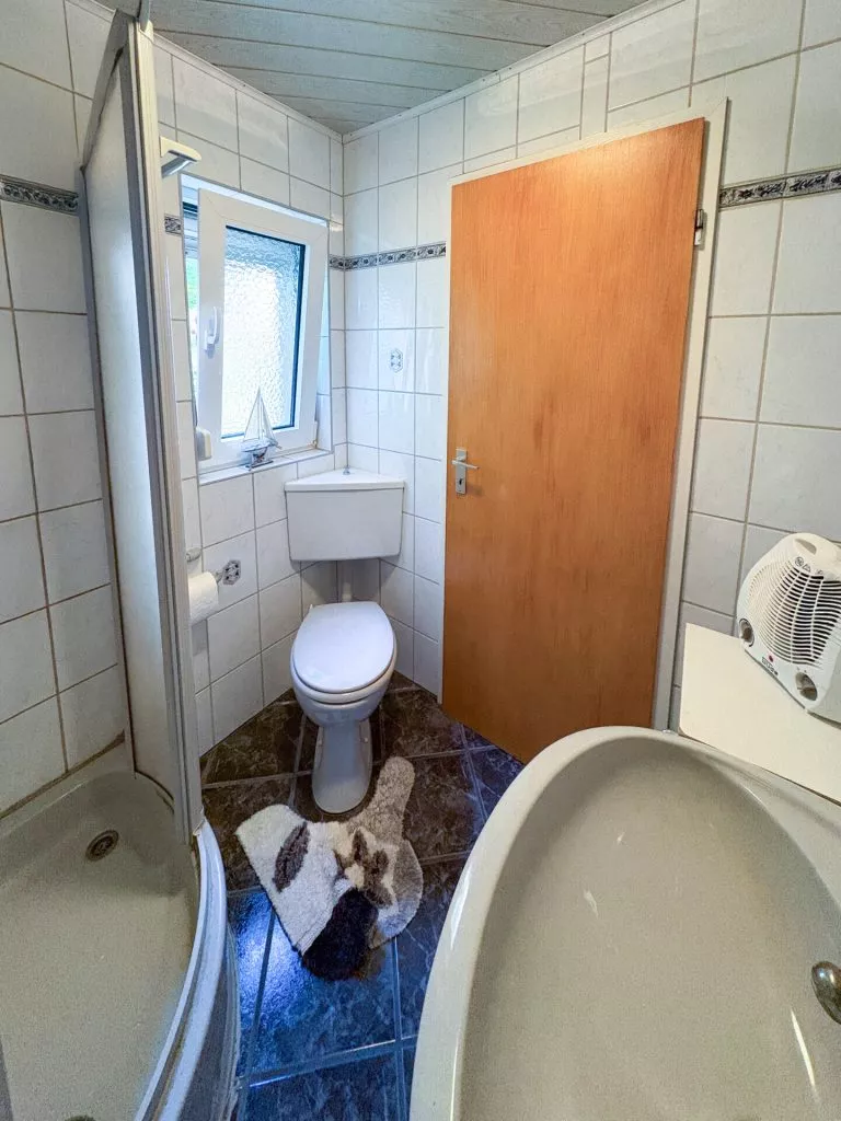 Immobilienangebot - Daaden - Alle - Traum für Schrauber und Sammler: Einfamilienhaus mit ELW, Werkstatt und Platz für mehrere Autos/Wohnmobile!