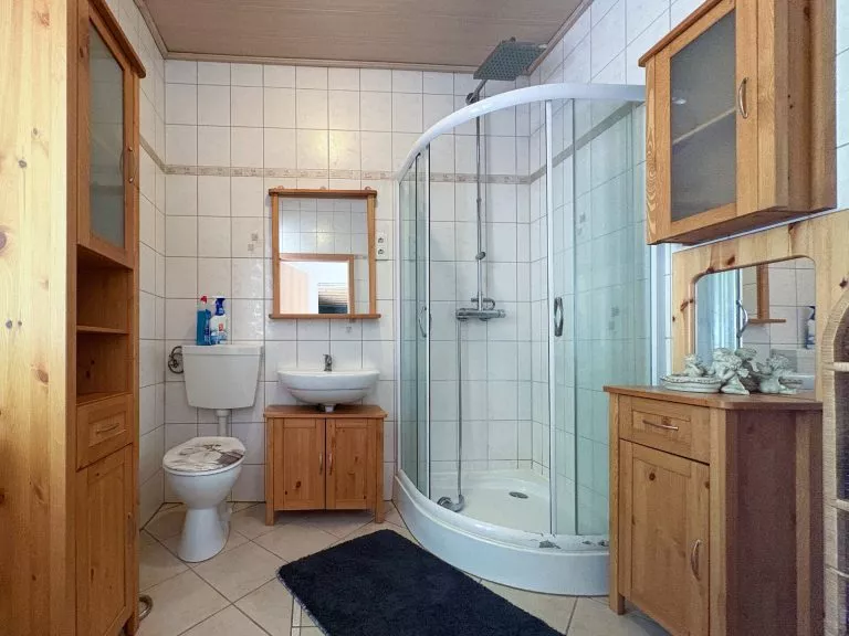 Immobilienangebot - Daaden - Alle - Traum für Schrauber und Sammler: Einfamilienhaus mit ELW, Werkstatt und Platz für mehrere Autos/Wohnmobile!