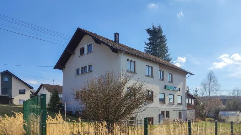 Immobilienangebot - Freirachdorf - Alle - Objekt mit Entwicklungspotenzial –317 m² Wfl. auf 1.974 m² Grundstück, für Investoren & Privatnutzer