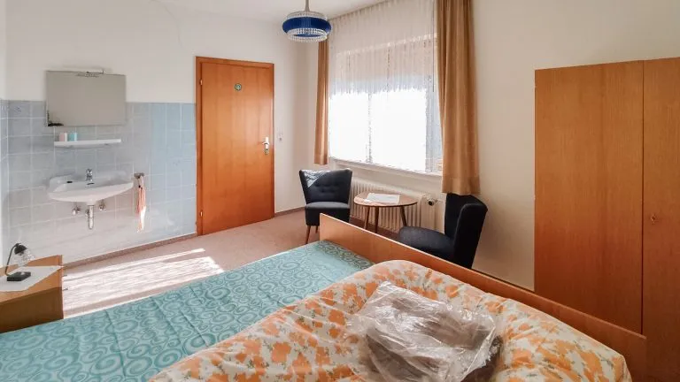 Immobilienangebot - Freirachdorf - Alle - Objekt mit Entwicklungspotenzial –317 m² Wfl. auf 1.974 m² Grundstück, für Investoren & Privatnutzer