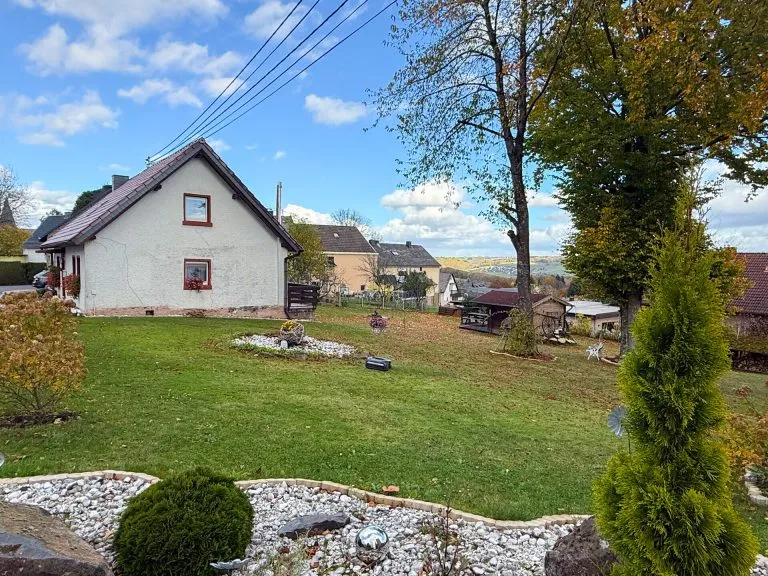 Immobilienangebot - Hachenburg VG - Alle - *RESERVIERT*  EFH in familienfreundlicher Ortschaft - Mit tollem Fernblick - sep. Bauplatz möglich!