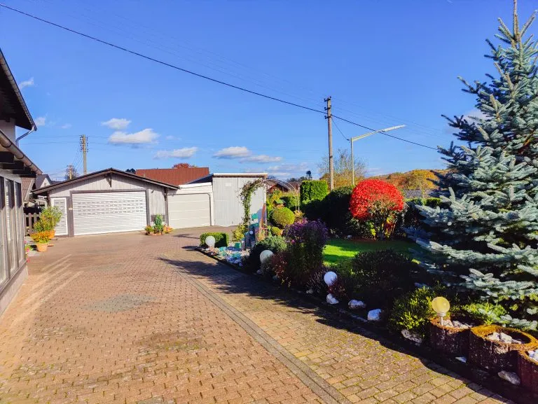 Immobilienangebot - Altenkirchen - Alle - Teilvermietetes Zweifamilienhaus (erweiterbar) mit großem Grundstück und 3 Garagen in Randlage von AK!