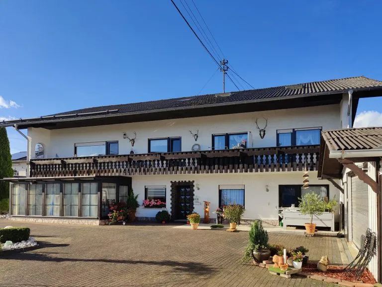 Immobilienangebot - Altenkirchen - Alle - Teilvermietetes Zweifamilienhaus (erweiterbar) mit großem Grundstück und 3 Garagen in Randlage von AK!