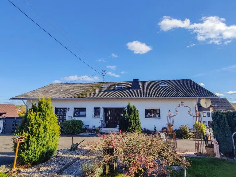 Immobilienangebot - Altenkirchen - Alle - Teilvermietetes Zweifamilienhaus (erweiterbar) mit großem Grundstück und 3 Garagen in Randlage von AK!