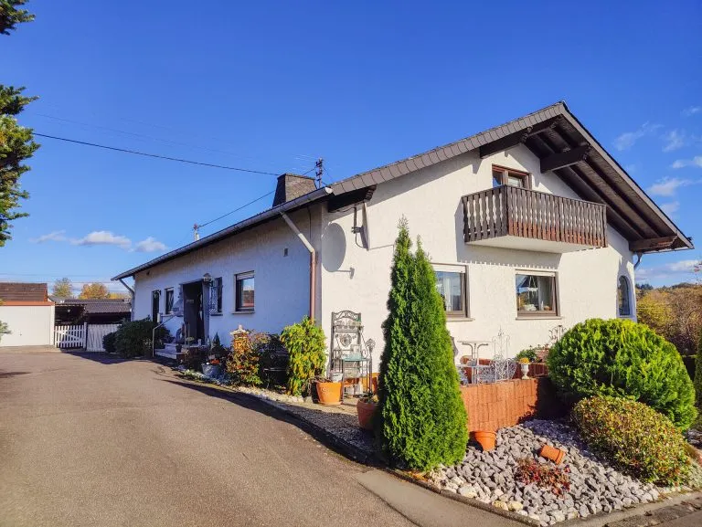 Immobilienangebot - Altenkirchen - Alle - Teilvermietetes Zweifamilienhaus (erweiterbar) mit großem Grundstück und 3 Garagen in Randlage von AK!
