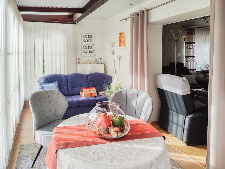 Immobilienangebot - Altenkirchen - Alle - Teilvermietetes Zweifamilienhaus (erweiterbar) mit großem Grundstück und 3 Garagen in Randlage von AK!