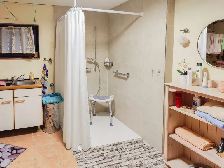 Immobilienangebot - Altenkirchen - Alle - Teilvermietetes Zweifamilienhaus (erweiterbar) mit großem Grundstück und 3 Garagen in Randlage von AK!