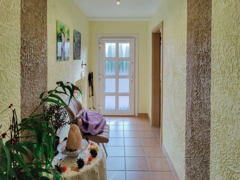 Immobilienangebot - Altenkirchen - Alle - Teilvermietetes Zweifamilienhaus (erweiterbar) mit großem Grundstück und 3 Garagen in Randlage von AK!