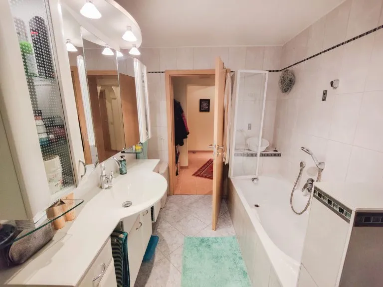 Immobilienangebot - Altenkirchen - Alle - Teilvermietetes Zweifamilienhaus (erweiterbar) mit großem Grundstück und 3 Garagen in Randlage von AK!