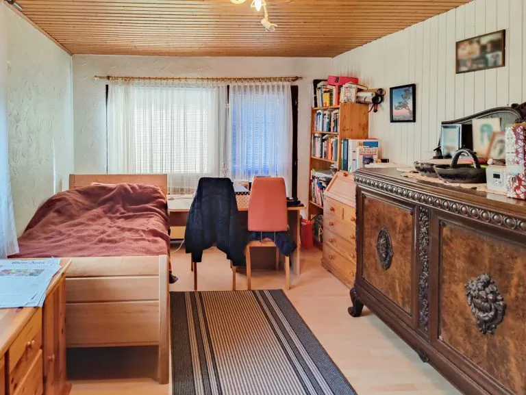 Immobilienangebot - Altenkirchen - Alle - Teilvermietetes Zweifamilienhaus (erweiterbar) mit großem Grundstück und 3 Garagen in Randlage von AK!