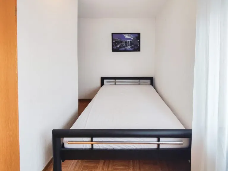 Immobilienangebot - Altenkirchen - Alle - Teilvermietetes Zweifamilienhaus (erweiterbar) mit großem Grundstück und 3 Garagen in Randlage von AK!